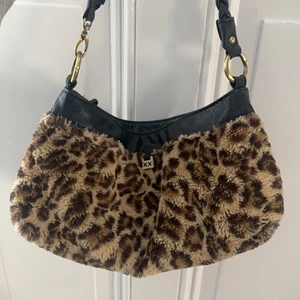 Leopardmönstrad miniväska! - Supersöt fluffig väska❤️