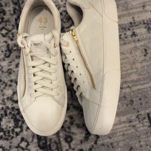 DROPS Skor vita  - Säljer mina vita Drops skor som är riktigt snygga med baggy jeans! Den är i strl 43. Kan levereras, Köparen står för frakten. 