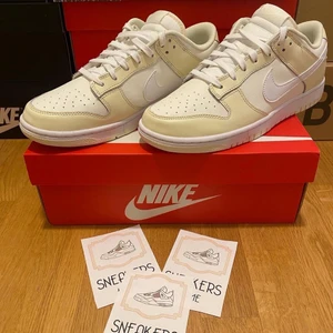 Nike Dunks - Helt oanvända Nike Dunk Coconut Milk i storlek 44.5. Kvitto, boxen och allt ingår! Skriv för frågor!