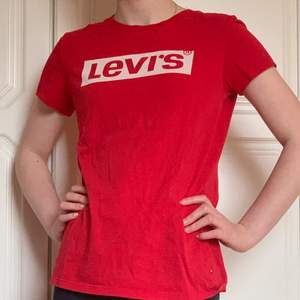 En röd t-shirt från Levi's. Säljs då den inte används så mycket utan mest tar upp plats. Passar stl xxs-s! Jag postar via postnord men kan också mötas upp i Nyköping. DM:a om du undrar över något!☺️ 