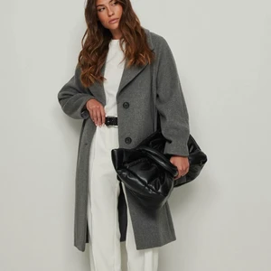 Kappa  - Säljer en liknande skit snygg kappa i toppen skick, storlek XS men passar även S/M. 💗 Köpt för 800kr, men säljer för ett mycket bra pris då jag rensar garderoben!! 🤝🏻✨