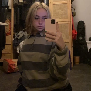 Valentino jeans tjocktröja  - Säljer min Valentino jeans tröja som jag köpte secondhand. Jättemysig och super snygg, på mig som har M sitter den lite oversized! 