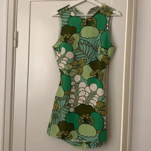 Grön blommig klänning från Zara, S - Helt ny, aldrig använd. Säljer pga att den är för liten för mig. Den är öppen i ryggen. 