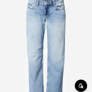 Ljusblå Arrow jeans från weekday  - Säljer mina sjukt snygga och populära jeans från weekday i modellen ”arrow”. Använt de ett fåtal gånger och är i bra skick. Pris kan diskuteras!