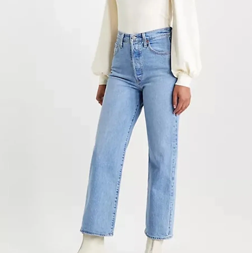 Säljer mina levi’s-jeans i modellen ribcage straight leg, då dem tyvärr blivit för små. Köpta för ca 1300 på carlings. Jättefint skick! Frakten ingår🤍🌸 . Jeans & Byxor.