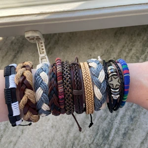 Armband - Fett fina armband men har för många!! Säljes som ett paket 💕🌞 exklusive frakt