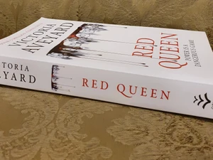Red Queen av Victoria Aveyard - Boken är på engelska! Köpt på akademibokhandeln för 179 kr. Ingen brokeb spine eller skador. Skriv gärna för fler bilder elr för att diskutera pris! 💗 Obs. Möts endast upp, fraktar ej. Säljer många andra "booktok" böcker så kolla gärna in min profil! 💞