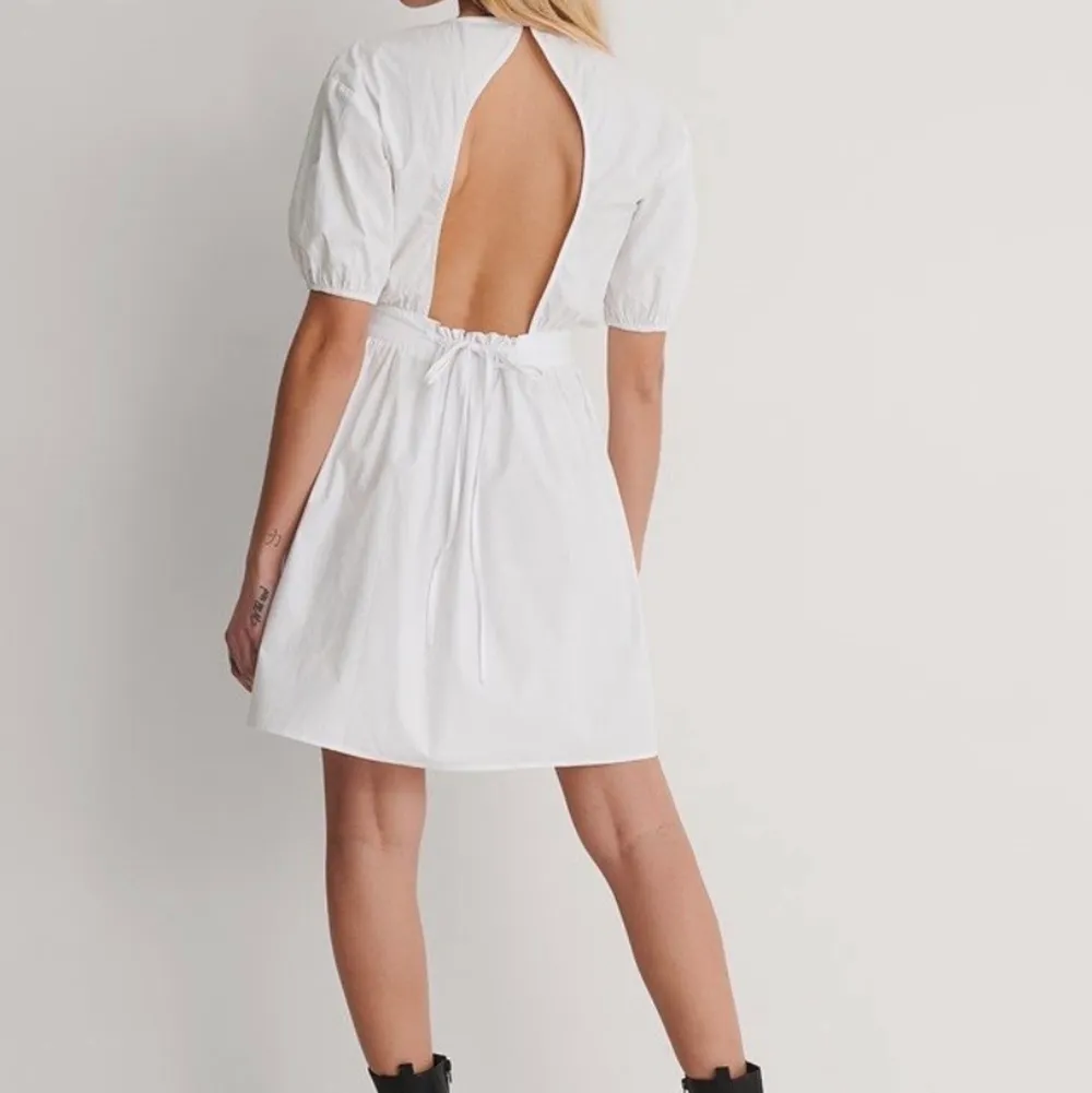 Säljer denna vita mini klänning! Använd en gång. Så i väldigt fint skick! Perfekta sommarklänningen🥰. Klänningar.