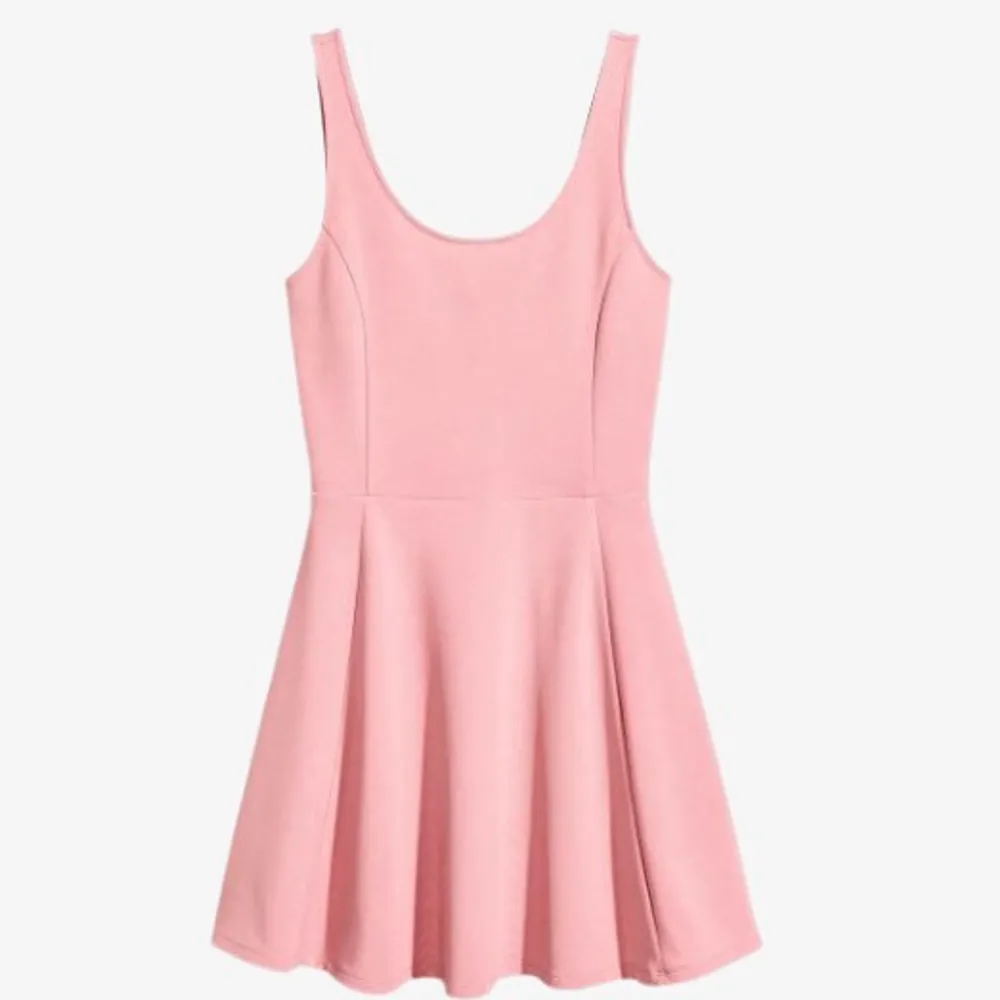 Otroligt gullig klänning från H&M. Perfekt till sommaren eftersom den är sval. Säljer då jag inte använder klänning så mycket. 💕   Egentagna bilder kan såklart gås i PM! 💕 Jag samfraktar även så kolla in mina andra annonser!. Klänningar.