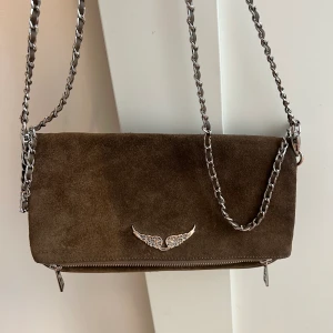 Zadig väska - Skit snygg Zadig väska i mocka! Väldigt bra skick, nästan som ny! Säljer då jag inte använder längre😊