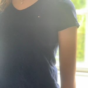 Tommy hilfigher - Jätte fin tröja som är lite urringad!