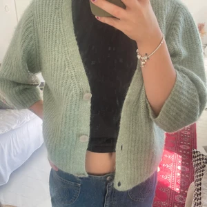 Perfekta lilla koftan💚 - I väldigt fint skick och i väldigt bra kvalitet! Kontakta mig för fler bilder eller för mer information <3