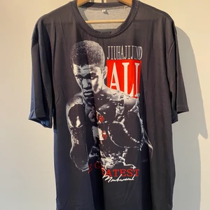 Svart T-shirt med tryck - Svart T-shirt från okänt märke, storlek L men passar S/M, helt ny!