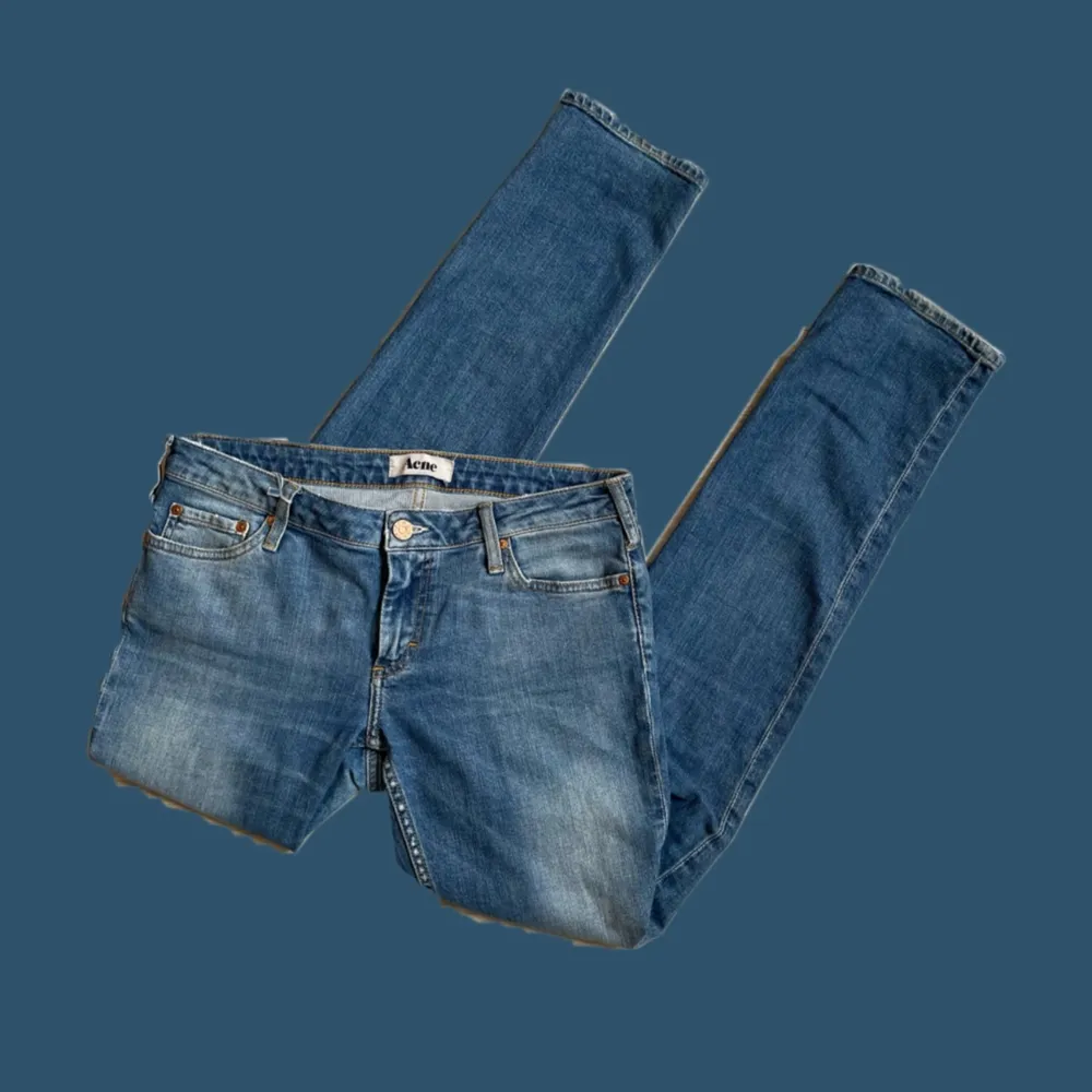 Oanvända lågmidjade jeans från Acne. De sitter väldigt lågmidjat och även tajt. De passar tyvärr inte mig längre, därav försäljning. Skriv privat vid frågor! xx Anna. Jeans & Byxor.