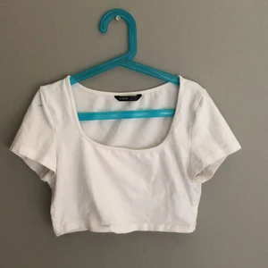 Topp från SHEIN  - En topp som jag köpte från SHEIN förra året. Inte alls så använd. Väldigt bra material känns som en vanlig tröja. Sitter exakt under brösten. Köparen står för frakt❤️