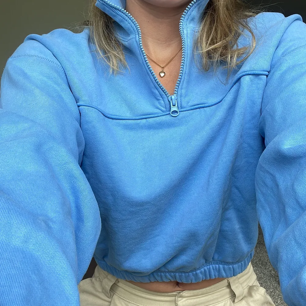 Blå snygg tröja från weekday😍💖 passar både till vintern och till sommaren, älskar färgen 💙. Tröjor & Koftor.