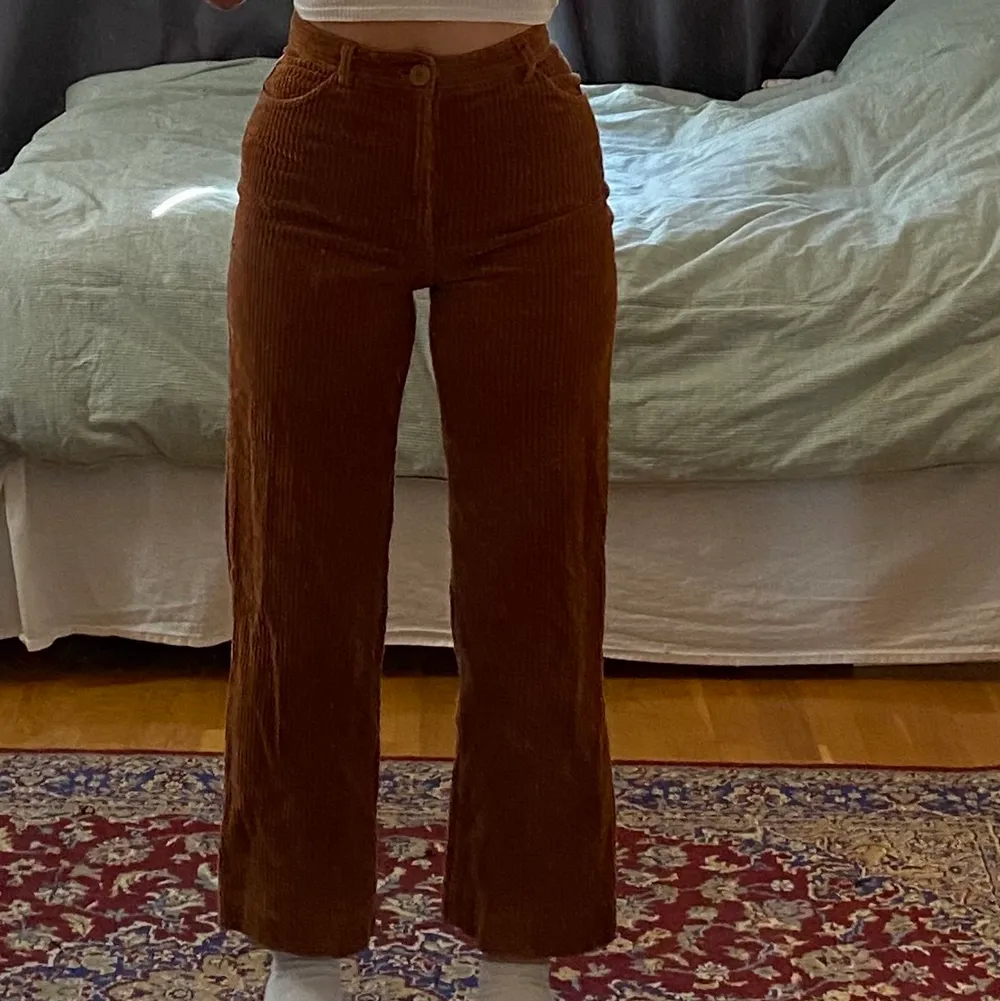 Bruna Corduroy byxor från Monki i storlek 34 (passar mer som 36). De sitter väldigt bra men är lite för korta. Knappt använda. . Jeans & Byxor.