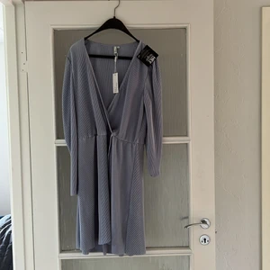 Nelly klänning  - Helt ny lappar kvar! Köpt 2 olika färger därav ej använd. 