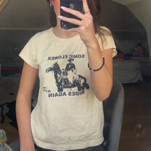 En söt beige tshirt - En söt T-shirt köpt från Brandy Melville som är super söt. Den är använd några gånger men är i väldigt bra skick. En 