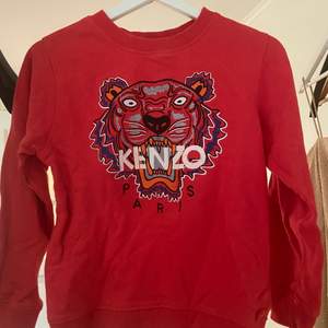 Säljer kenzo tröja i storlek 152 cm.  Toppenskick! Nypris: 1350