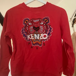 Kenzo sweatshirt - Säljer kenzo tröja i storlek 152 cm.  Toppenskick! Nypris: 1350