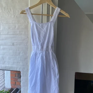 Vit klänning - Vit klänning i storlek xs! Endast använd en gång när jag tog konfirmationen, säljer pga att jag inte haft någon användning av den sedan dess!  Jag kan mötas upp centralt i Stockholm eller norr om Stockholm annars får köparen stå för frakten😊