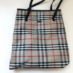 Randig väska - Rymlig väska i fint skick🤍