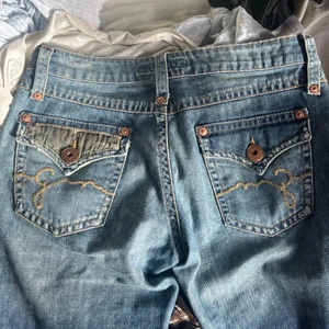 Lågmidjade jeans - Snygga lågmidjade jeans köpta på statsmissionen. Innerbenslängden är 75cm och midjemåttet tvärs över är 39cm