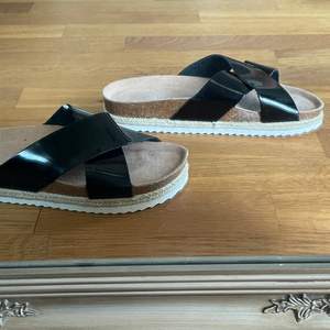 Ny inköpta och aldrig använda marypaz sandaler i strl 39. Med en söt flätad design på sidorna.  Perfekta att ha till stranden! ☀️