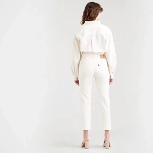 501 Levis jeans - SUPERSNYGGA vita 501 levis jeans. Mina favorit jeans som tyvärr blivit för små för mig. W 25 L 28. Köpta för 1 199 kr, säljs för 450 elr accepterat bud. Sparsamt använda så de är i nyskick. Superfina jeans som formar kroppen helt perfekt! 😍🤩💘