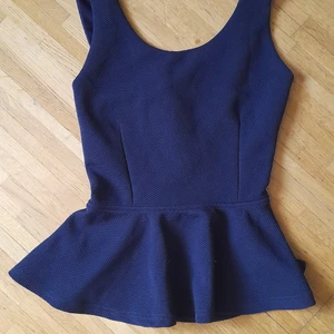 Marinblå nly one topp - Marinblå NLY ONE topp i fint skick.  Detalj bild på ryggen. 