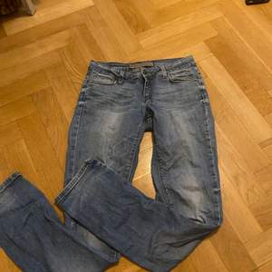 Jättefina lågmidjade jeans från Zara! Köpt second hand men i väldigt bra skick. Säljer då de tyvärr har blivit försmå för mig. Ca 36 cm rakt över byxorna, men de ska sitta på höfterna:)