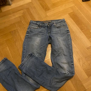 lågmidjade jeans  - Jättefina lågmidjade jeans från Zara! Köpt second hand men i väldigt bra skick. Säljer då de tyvärr har blivit försmå för mig. Ca 36 cm rakt över byxorna, men de ska sitta på höfterna:)