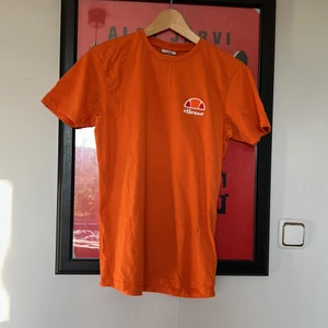 Ellesse tröja - Orange Ellesse tröja, perfekt färg nu inför sommaren! Säljer då den inte är min stil längre. 