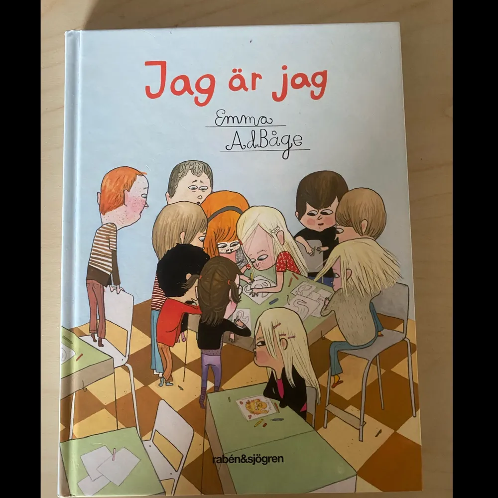 Jag är jag av Emma Adbåge 😊 En bra barnbok med en lätt text och bilder💕 Boken är i mycket bra skick. Övrigt.