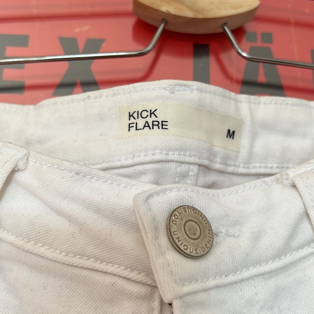 Fina vita flare byxor från Cubus i storlek M, använd fåtal gånger, utan defekter. Jeans & Byxor.