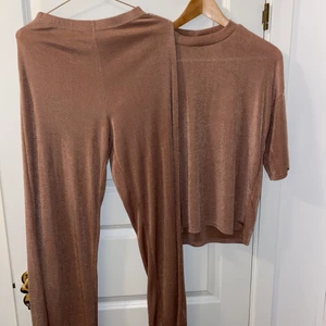 Skimrande set från Pretty little thing  - Brunt skimrande skiftar lite i gammelrosa toner  Storlek 34 i båda men funkar bra till S med. Tröjan är lite oversize 