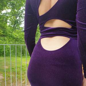 Wow, a true vintage 1980's era beauty. Deep purple velvet with sparkles that are stunning in the sunlight... or when you are dancing in the moonlight. ;) Cutouts all over back create a super sexy silhouette. 10/10 condition