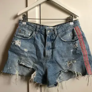 Mina favorit shorts har tyvär blivit för små. Skit sköna och älskar hur dom är slitna mycket välanvända men fortfarande i mycket bra skickt ska vara högmidjade men skulle själv säga att dom är normala inte lågmidjade men inte så pass höga att naveln täcks