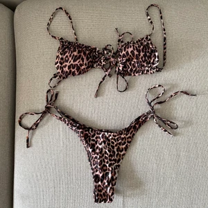 Bikini set storlek M - Är i väldigt bra skick, storlek M.  Finns att hämta i Järfälla och postar även. Köparen står för frakten(spårbar frakt 66kr)🌺
