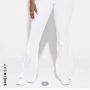 Jeans byxor  - Säljer för dom är lite stora vid magen, aldrig andvönda så dom kommer i fint och bra skick. Jag är 165 och tycker ändå dom är bra i längden 