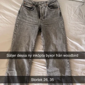 Jean från woodbird - Ett par långa jeans som sitter väldigt bra, fin grå färg och nyinköpta, skriv för fler bilder då de är en dålig bild på jensen, köpte då jeansen för 1000kr. Är då 171 och har då väldigt långa ben.