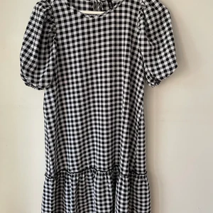 Sommarklänning  - Rutig klänning från hm som köptes förra sommaren men inte användes