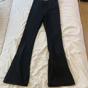 Molly bootcut jeans - Ett par Molly bootcut som då är alldeles för små för mig, de är i storlek XS. Ordinarie pris 399, köparen står för frakt.