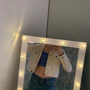 Manchesterjacka - Säljer denna superfina manchesterjackan från Hollister. Köpte den för 600 kr och är använd ett fåtal gånger men säljer eftersom den håller på att bli för liten för mig 💞