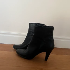 D for Dasia   - Svarta skinnklackskor i storlek 39! 