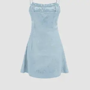 Säljer denna helt nya klänning i storlek xs. Helt oanvänd. Köptes men tyckte den var för kort för mig därav säljs den. 