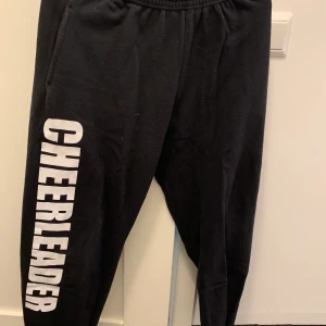 Cheerleading byxor  - Mjukis/överdragsbyxor med ”Cheerleader” på. Kommer inte ihåg vart jag köpte dem. De är ganska baggy i modellen. 