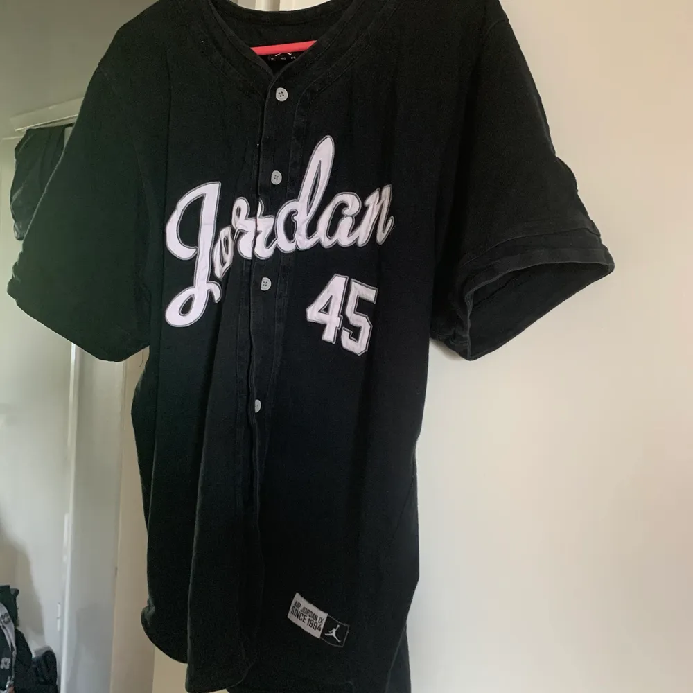 Jordan ”baseball Skjorta” står 45 på den och det var när Mikael Jordan en tid hade karriär inom Baseball köpt i USA vill ha 2000:- för det , kan gå ner någe i pris vid snabb affär , tröja skjortan är i bra skick . Hoodies.