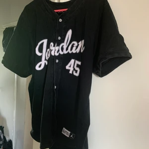 Jordan baseball tröja  - Jordan ”baseball Skjorta” står 45 på den och det var när Mikael Jordan en tid hade karriär inom Baseball köpt i USA vill ha 2000:- för det , kan gå ner någe i pris vid snabb affär , tröja skjortan är i bra skick 